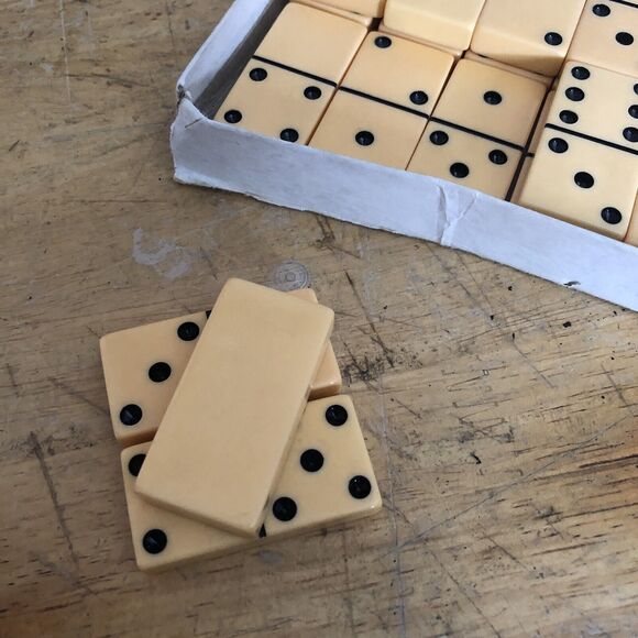 Vintage Butterscotch Dominoes Set of 28 2" x 1"x.4" Made in USA - Picture 4 of 5